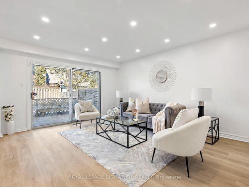 738 Edgewood Rd, Pickering, ON - Indoor Photo Showing Living Room