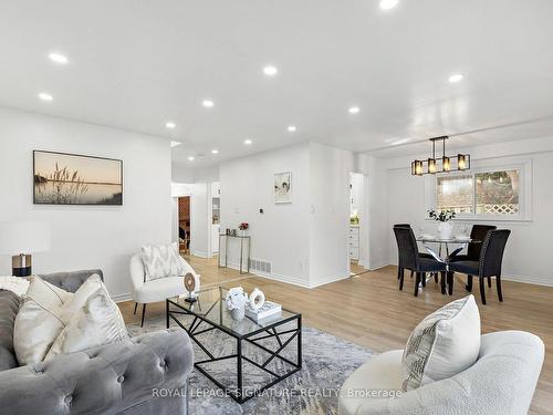 738 Edgewood Rd, Pickering, ON - Indoor Photo Showing Living Room