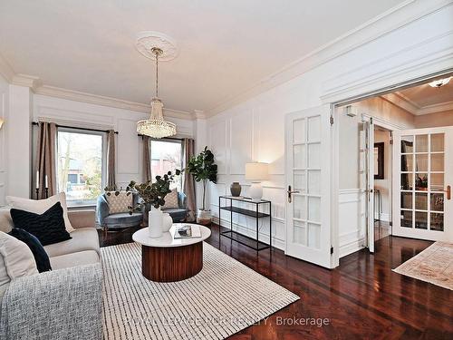 206 Corner Ridge Rd, Aurora, ON - Indoor Photo Showing Living Room