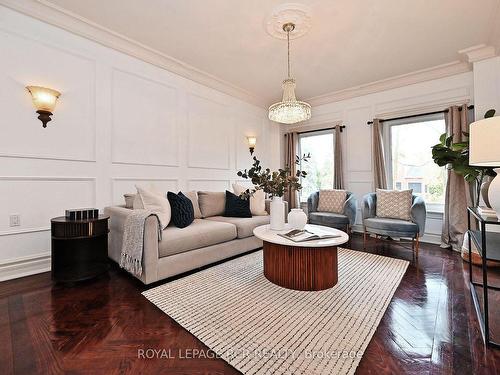 206 Corner Ridge Rd, Aurora, ON - Indoor Photo Showing Living Room