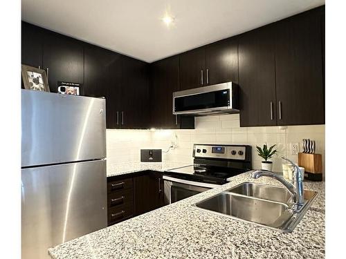 33-125 Long Branch Ave, Toronto, ON - Indoor Photo Showing Kitchen With Double Sink With Upgraded Kitchen