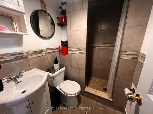 B-745 Lakeshore Rd E, Mississauga, ON - Indoor Photo Showing Bathroom