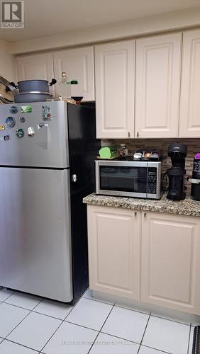 2207 - 135 Hillcrest Avenue, Mississauga, ON - Indoor Photo Showing Kitchen