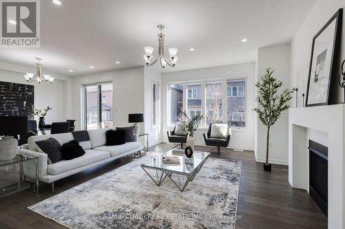 362 North Park Boulevard, Oakville, ON - Indoor Photo Showing Living Room