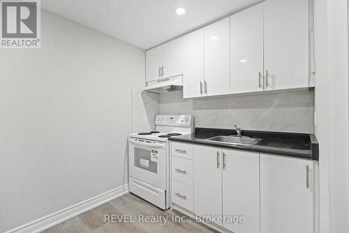 21 Marshall Lane, St. Catharines (456 - Oakdale), ON - Indoor Photo Showing Kitchen