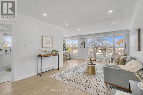 1554 Warden Avenue, Toronto, ON - Indoor Photo Showing Living Room