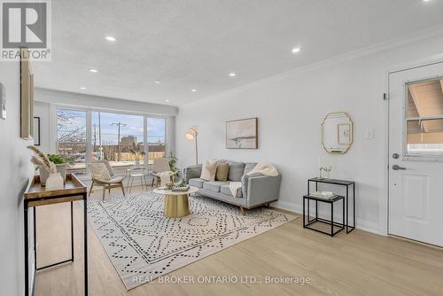 1554 Warden Avenue, Toronto, ON - Indoor Photo Showing Living Room