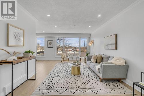 1554 Warden Avenue, Toronto, ON - Indoor Photo Showing Living Room