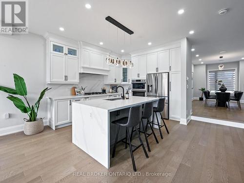 920 Fourth Street, Mississauga, ON - Indoor Photo Showing Kitchen With Upgraded Kitchen