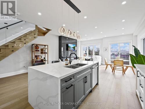 920 Fourth Street, Mississauga, ON - Indoor Photo Showing Kitchen With Double Sink With Upgraded Kitchen