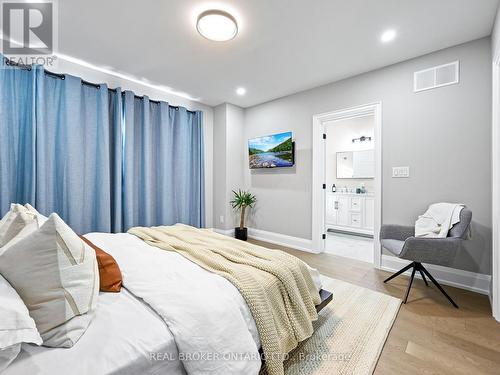 920 Fourth Street, Mississauga, ON - Indoor Photo Showing Bedroom