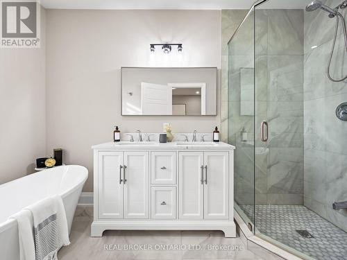 920 Fourth Street, Mississauga, ON - Indoor Photo Showing Bathroom