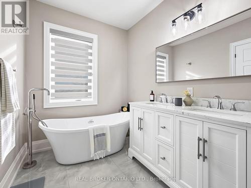 920 Fourth Street, Mississauga, ON - Indoor Photo Showing Bathroom