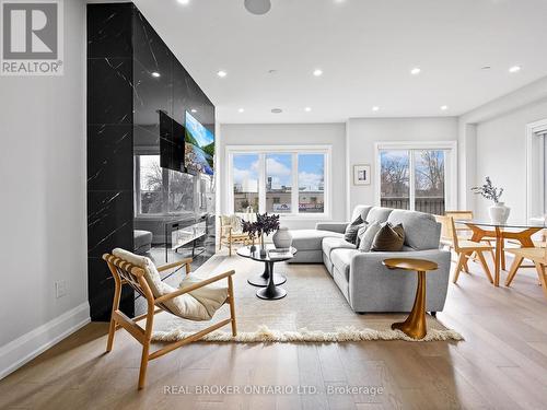 920 Fourth Street, Mississauga, ON - Indoor Photo Showing Living Room