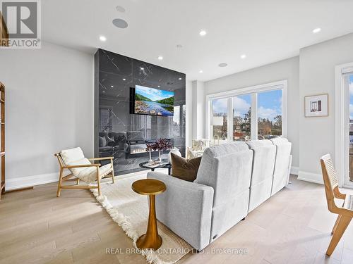 920 Fourth Street, Mississauga, ON - Indoor Photo Showing Living Room