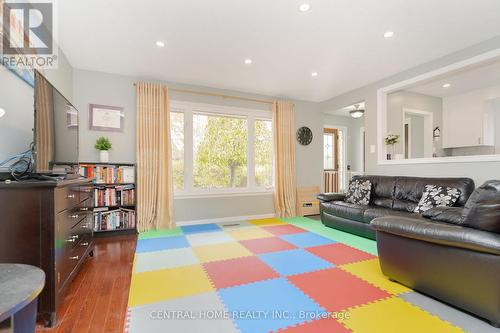 2690 Constable Road, Mississauga, ON - Indoor Photo Showing Living Room