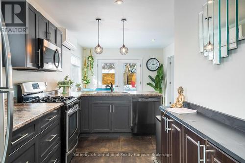 223 Sixth Street, Collingwood, ON - Indoor Photo Showing Kitchen With Upgraded Kitchen