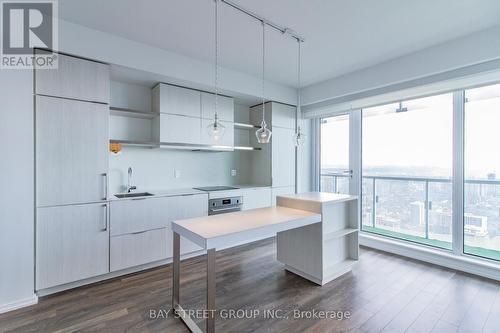 5504 - 197 Yonge Street, Toronto, ON - Indoor Photo Showing Kitchen