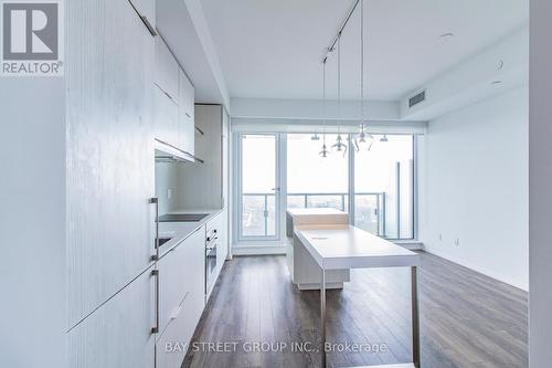 5504 - 197 Yonge Street, Toronto, ON - Indoor Photo Showing Kitchen