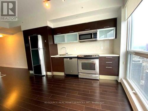 3006 - 386 Yonge Street, Toronto, ON - Indoor Photo Showing Kitchen