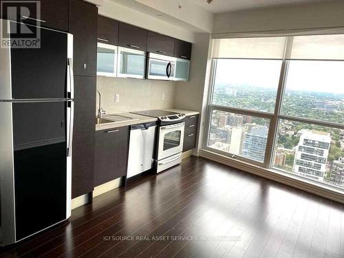 3006 - 386 Yonge Street, Toronto, ON - Indoor Photo Showing Kitchen