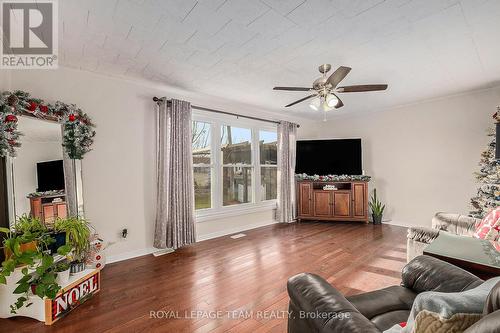 463 Annable Street, North Dundas, ON - Indoor Photo Showing Living Room