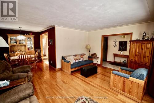 40 Kelly Drive, Kitchener, ON - Indoor Photo Showing Living Room