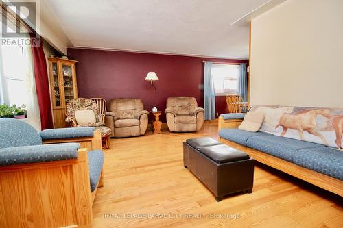 40 Kelly Drive, Kitchener, ON - Indoor Photo Showing Living Room