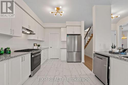 102 Mac Campbell Way, Bradford West Gwillimbury, ON - Indoor Photo Showing Kitchen With Upgraded Kitchen