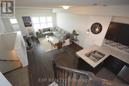 03-03 - 2420 Baronwood Drive, Oakville, ON - Indoor Photo Showing Living Room