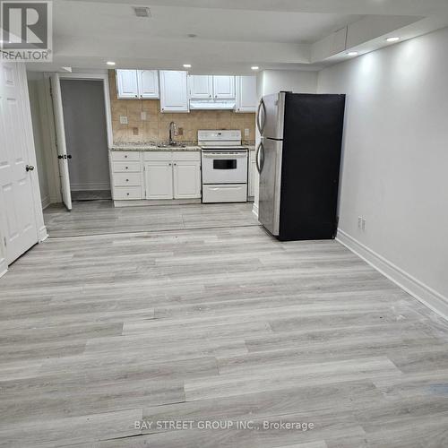 2 - 63 Yorkland Street, Richmond Hill, ON - Indoor Photo Showing Kitchen