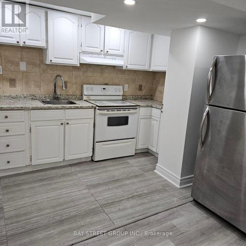 2 - 63 Yorkland Street, Richmond Hill, ON - Indoor Photo Showing Kitchen