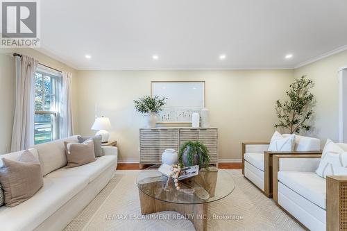 1275 Montrose Abbey Drive, Oakville, ON - Indoor Photo Showing Living Room