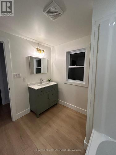 284 Savoy Street, Sarnia, ON - Indoor Photo Showing Bathroom