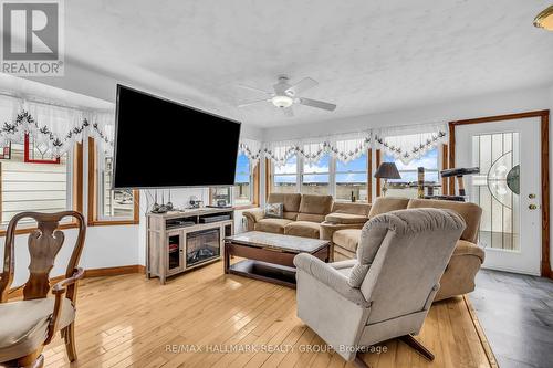 3076 John Street, Edwardsburgh/Cardinal, ON - Indoor Photo Showing Living Room