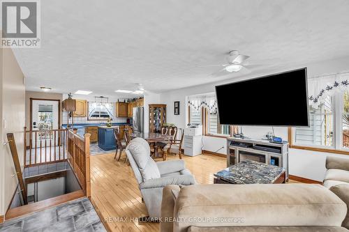 3076 John Street, Edwardsburgh/Cardinal, ON - Indoor Photo Showing Living Room