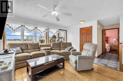 3076 John Street, Edwardsburgh/Cardinal, ON - Indoor Photo Showing Living Room