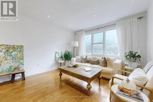 476 Karen Park Crescent, Mississauga, ON - Indoor Photo Showing Living Room