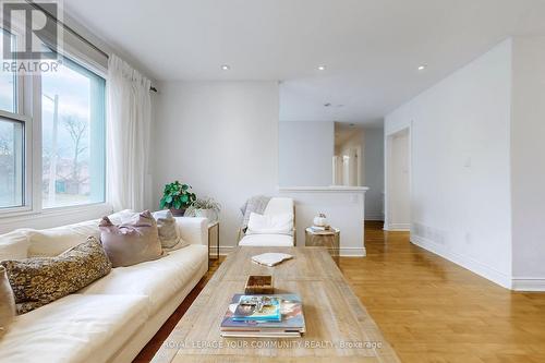 476 Karen Park Crescent, Mississauga, ON - Indoor Photo Showing Living Room