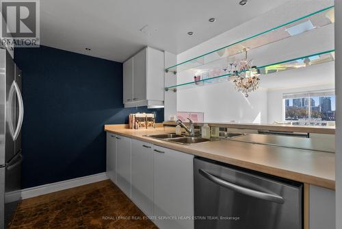 404 - 2 Alexandra Boulevard, Toronto, ON - Indoor Photo Showing Kitchen With Double Sink