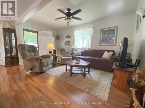 2 - 9951 Northville Crescent, Lambton Shores, ON - Indoor Photo Showing Living Room