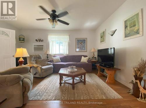 2 - 9951 Northville Crescent, Lambton Shores, ON - Indoor Photo Showing Living Room