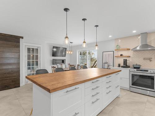 Kitchen - 1575Cz  - 1575Dz Boul. Perrot, Notre-Dame-De-L'Île-Perrot, QC - Indoor Photo Showing Kitchen With Upgraded Kitchen