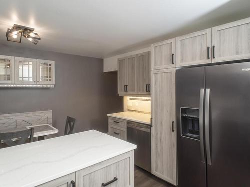 204 Briar Bay, Thunder Bay, ON - Indoor Photo Showing Kitchen