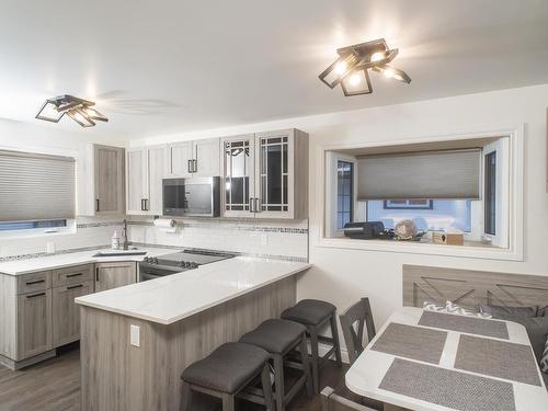 204 Briar Bay, Thunder Bay, ON - Indoor Photo Showing Kitchen With Upgraded Kitchen