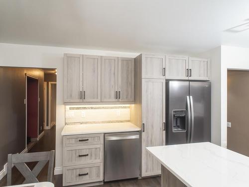 204 Briar Bay, Thunder Bay, ON - Indoor Photo Showing Kitchen