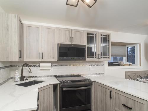 204 Briar Bay, Thunder Bay, ON - Indoor Photo Showing Kitchen