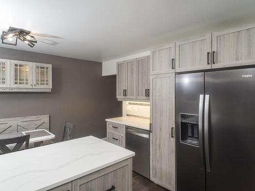 204 Briar Bay, Thunder Bay, ON - Indoor Photo Showing Kitchen