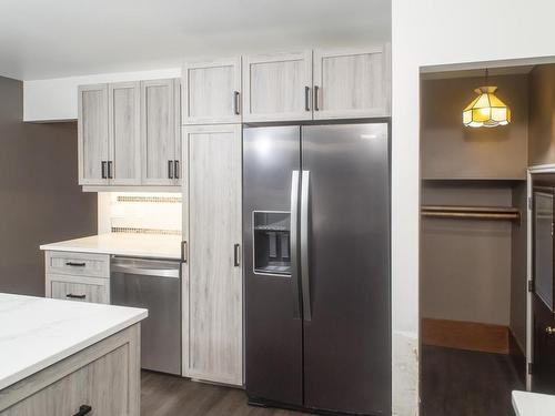 204 Briar Bay, Thunder Bay, ON - Indoor Photo Showing Kitchen