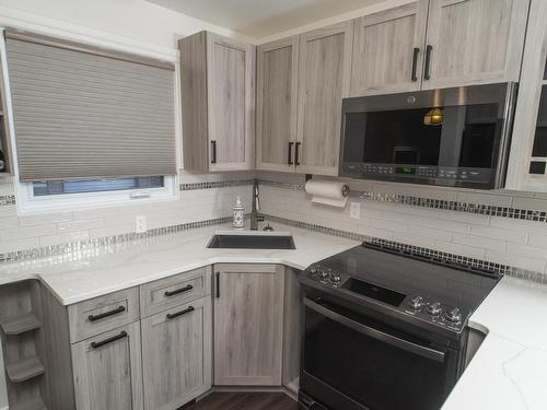 204 Briar Bay, Thunder Bay, ON - Indoor Photo Showing Kitchen